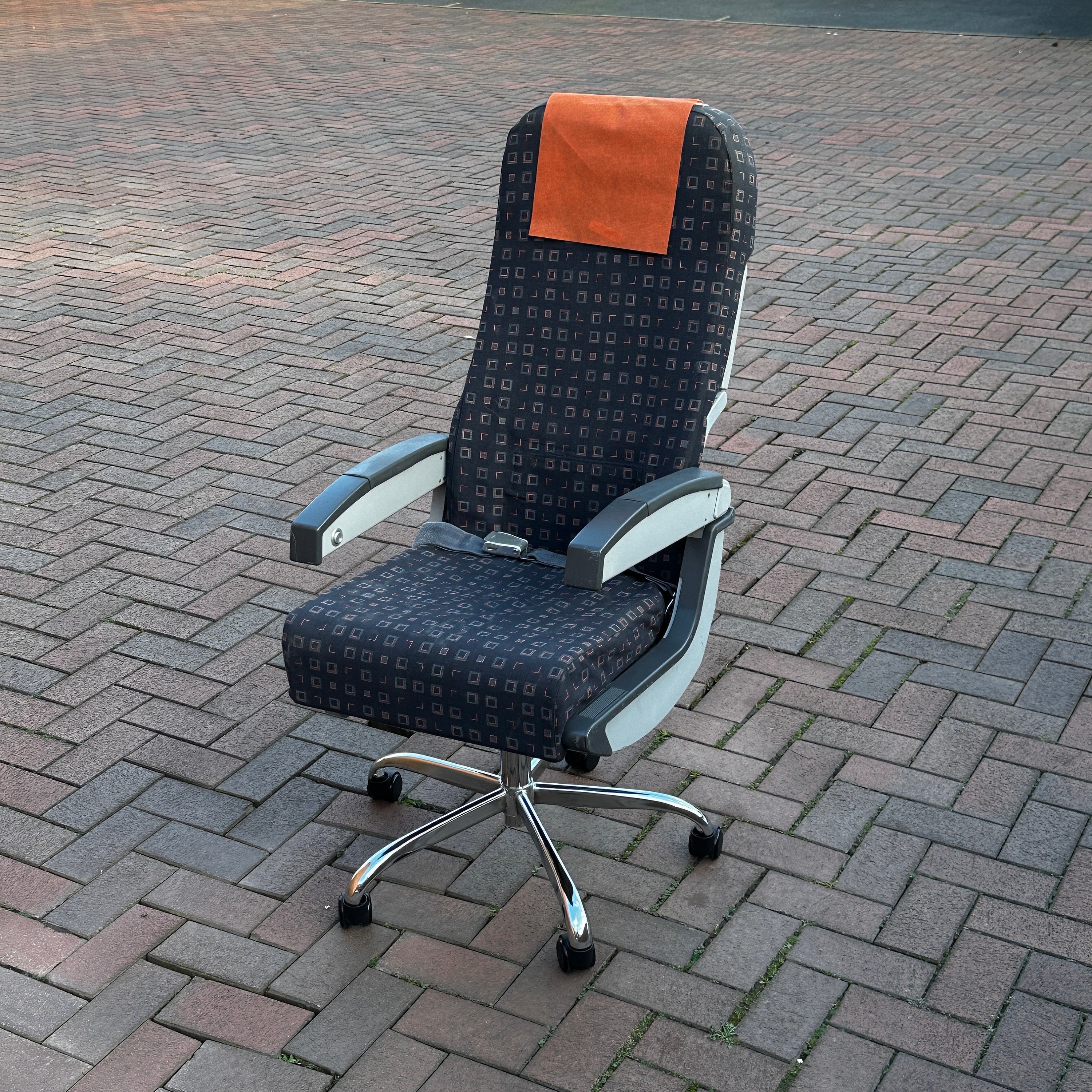 EasyJet Airbus A319 G-EZAB upcycled office desk chair Boeing aviator pilot A320 a321 Flight deck short haul ezy