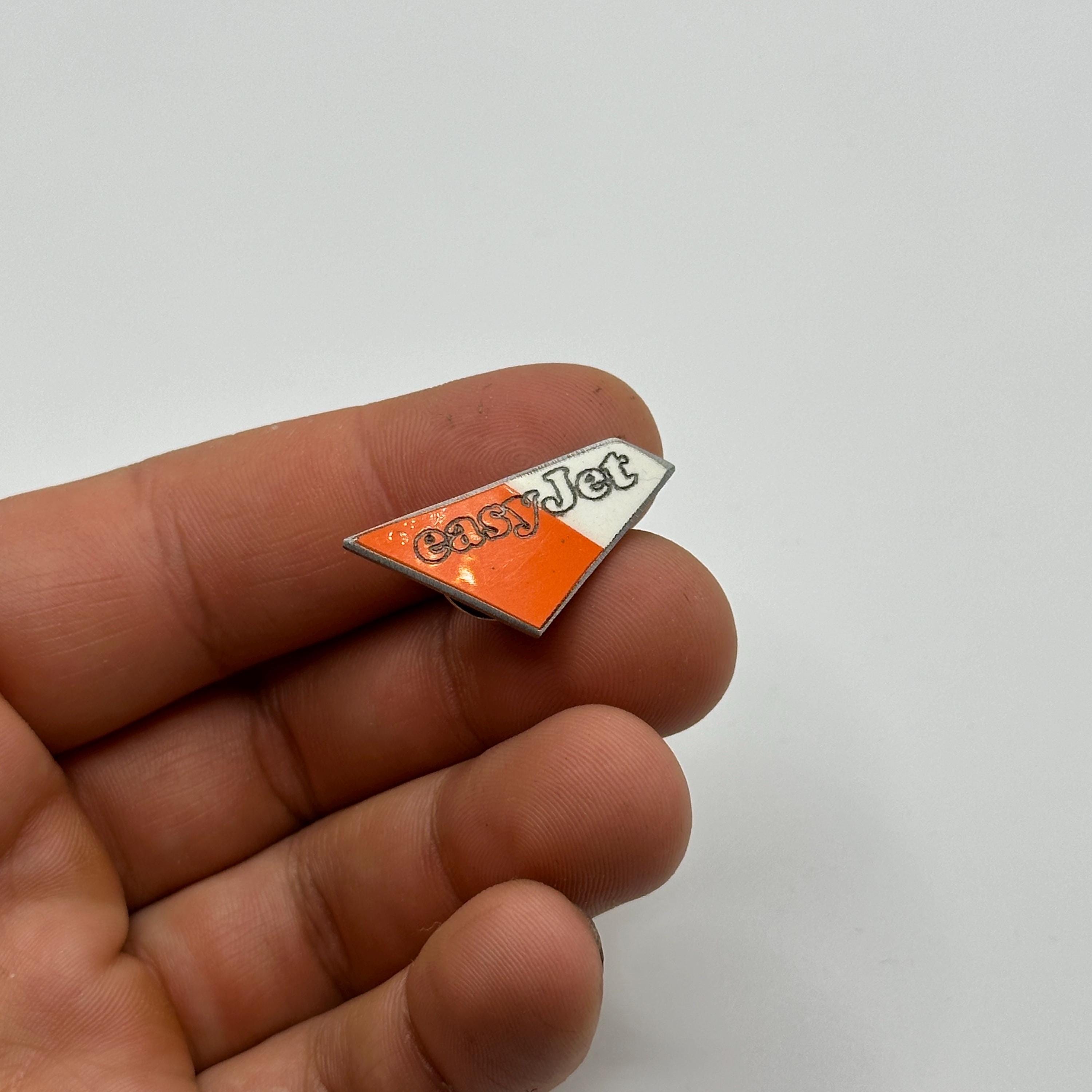 Real Fuselage Skin Easyjet Airbus A319 G-EZII Fuselage Tail Cut Badge Pin Keychain Keyring Airbus memorabilia engraved
