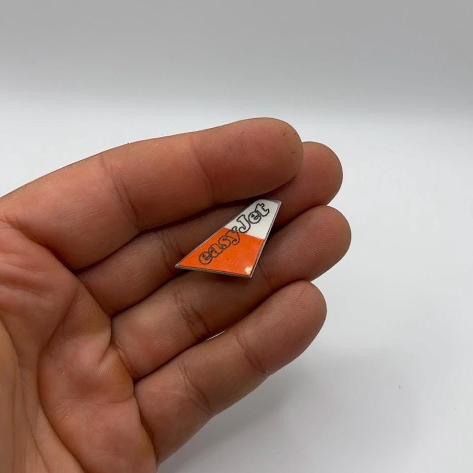 Real Fuselage Skin Easyjet Airbus A319 G-EZII Fuselage Tail Cut Badge Pin Keychain Keyring Airbus memorabilia engraved