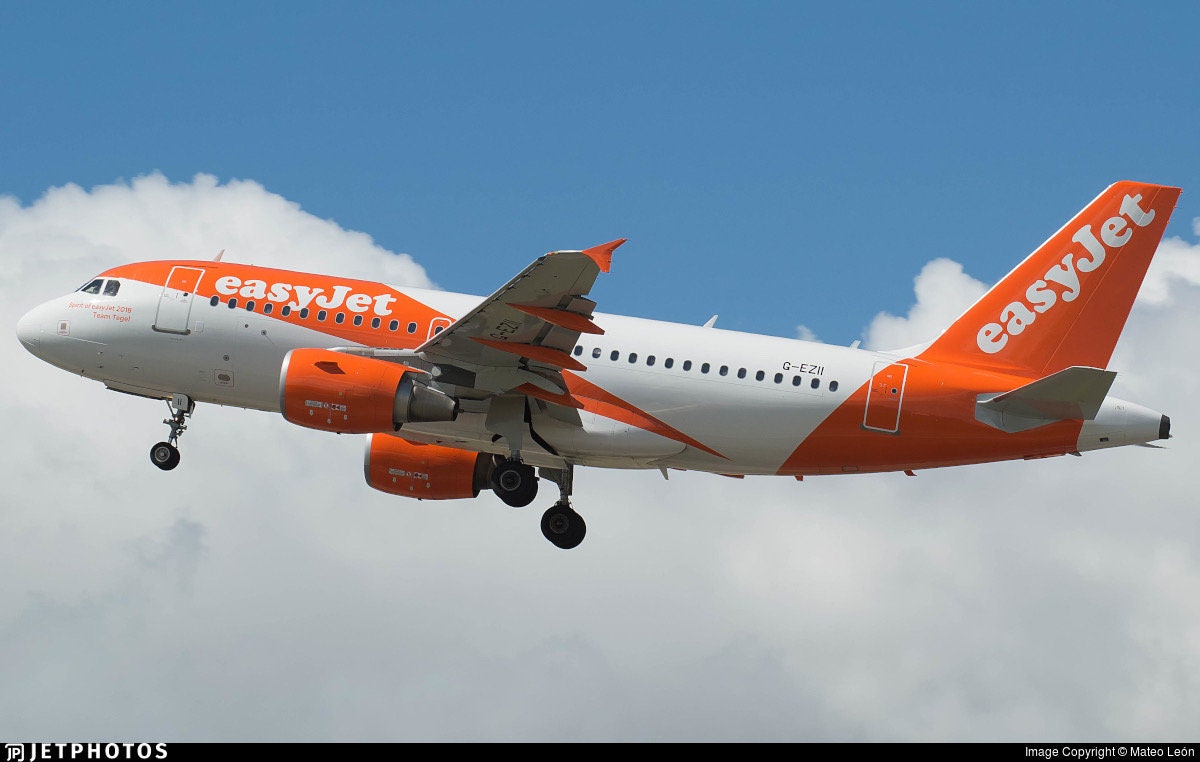 EasyJet Airbus A319 G-EZAG Wing Leading Edge Coffee Table | 50cm Round Glass | Aviation Furniture | Upcycled Aircraft Decor jayyviation