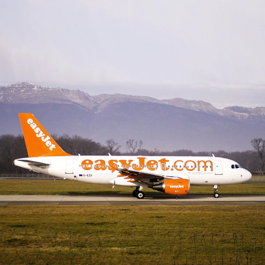 Easyjet Airbus A319 G-EZII Fuselage Cut Luggage Tag Keychain Keyring Plaque  Collectible Airbus memorabilia Pilot  engraved Crew Cabin IFM