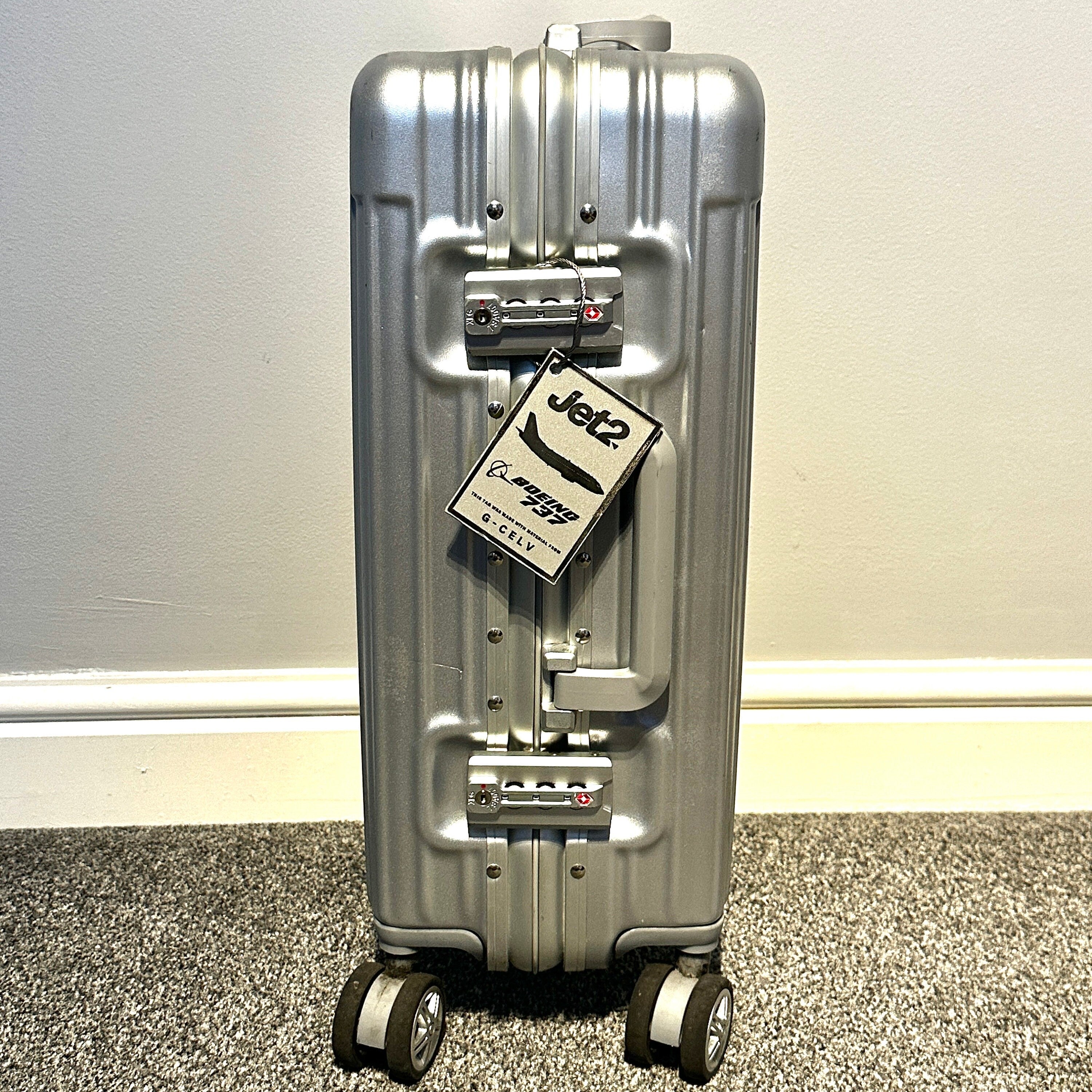Jet2 Boeing 737 G-CELV Fuselage Cut Luggage Tag Keychain Keyring Plaque  Collectible Airbus memorabilia Pilot gift engraved Laser